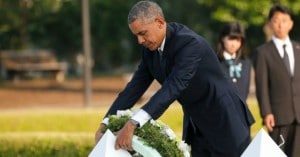 President Obama lays a wreath on the Hiroshima Peace Memorial. (Photo: Suji Kajiyama/AP)